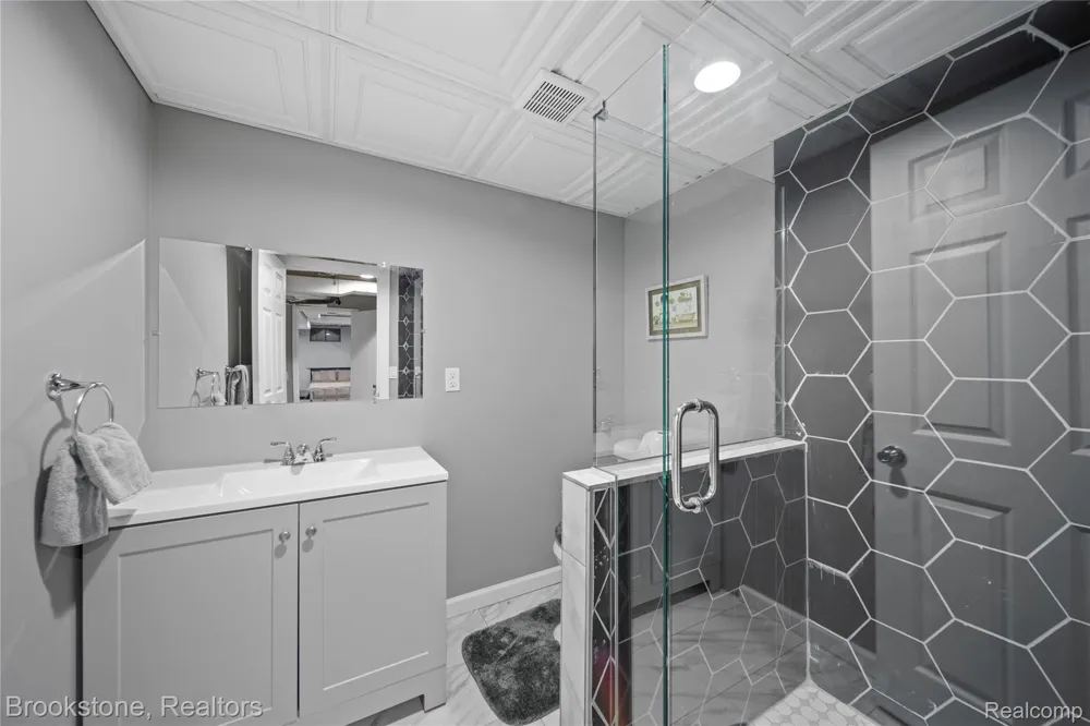 141 FERNDALE AVENUE Rochester City, MI 48307