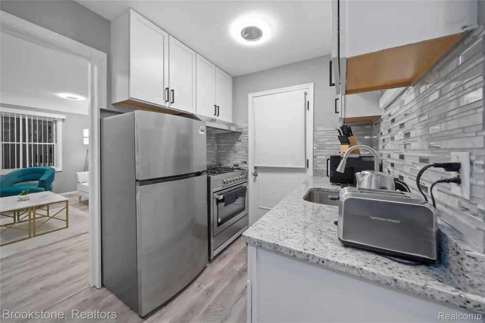 141 FERNDALE AVENUE Rochester City, MI 48307