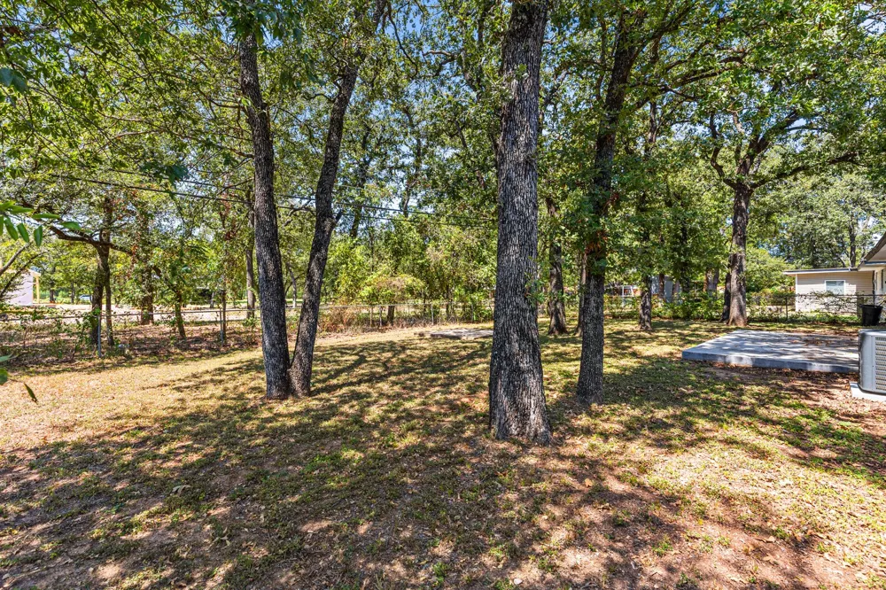 322 S BARBARA Lacy Lakeview, TX 76705