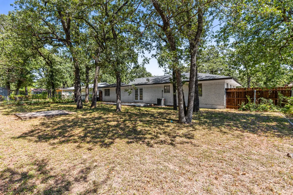 322 S BARBARA Lacy Lakeview, TX 76705