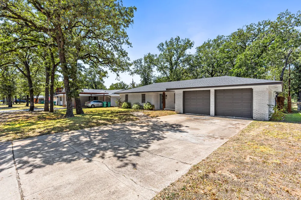 322 S BARBARA Lacy Lakeview, TX 76705