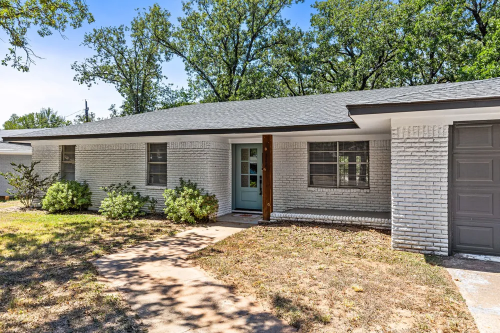 322 S BARBARA Lacy Lakeview, TX 76705