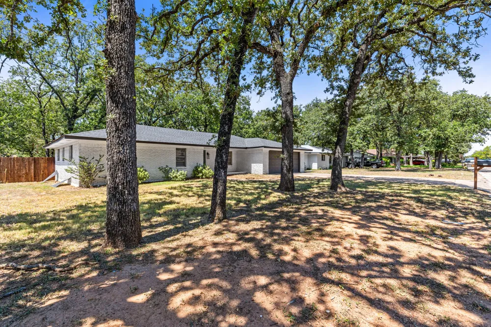 322 S BARBARA Lacy Lakeview, TX 76705