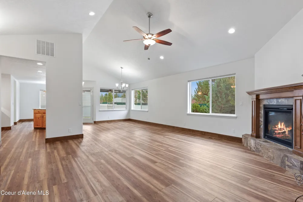 645 W WOODLAWN DRIVE Hayden, ID 83835