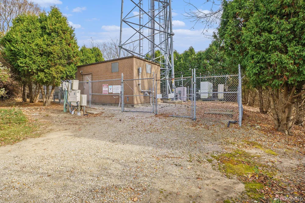 8815 E HOLLY ROAD Springfield Charter Township, MI 48442