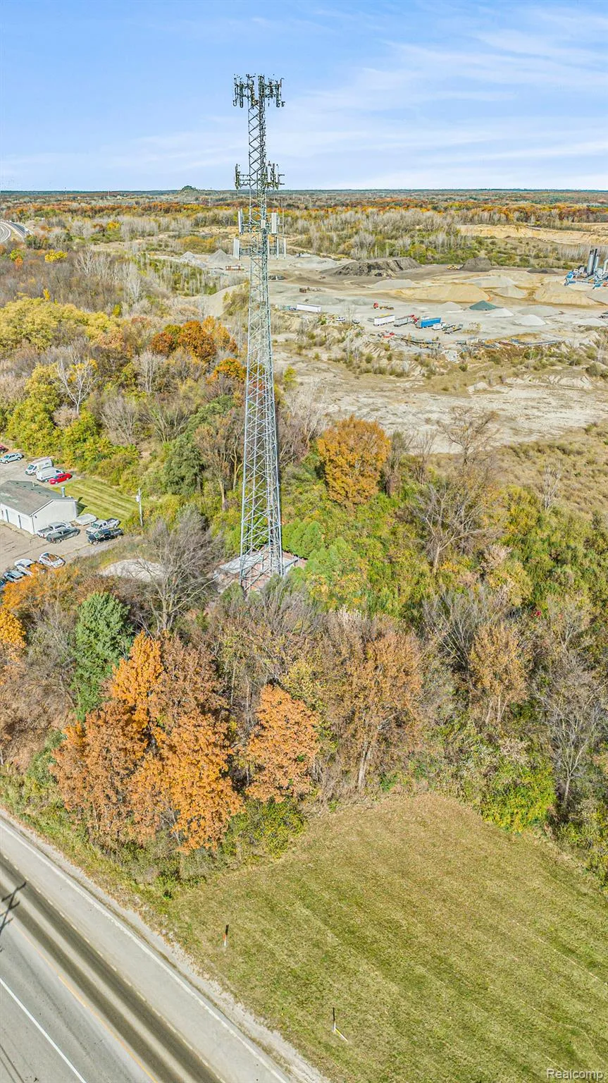8815 E HOLLY ROAD Springfield Charter Township, MI 48442