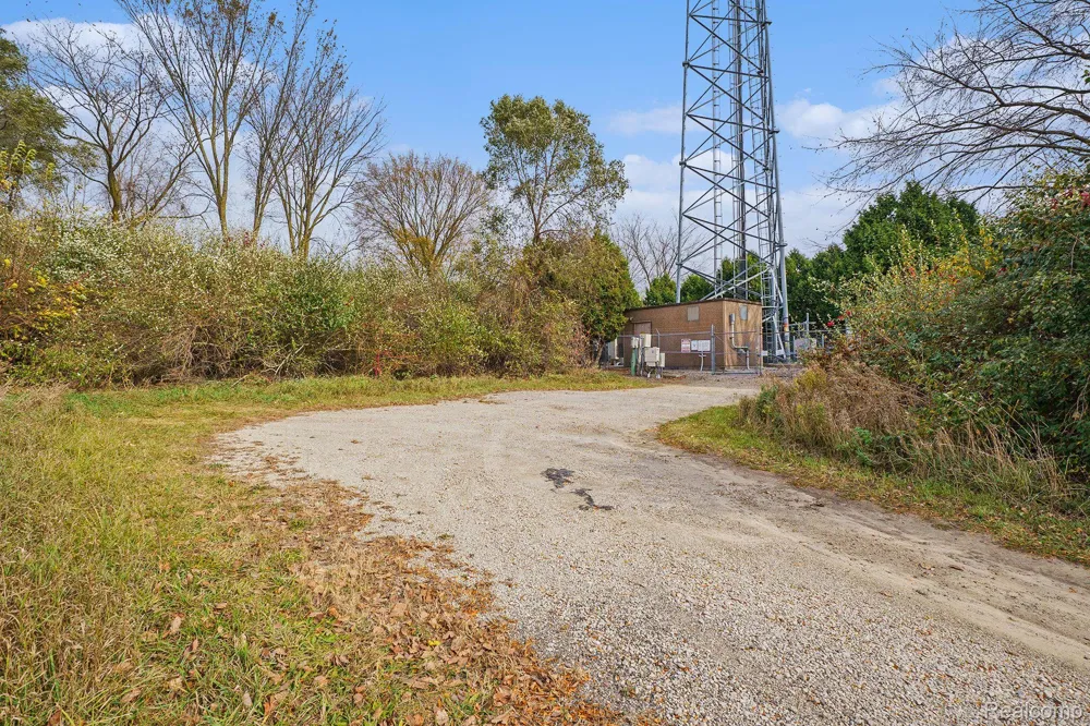 8815 E HOLLY ROAD Springfield Charter Township, MI 48442