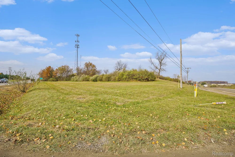 8815 E HOLLY ROAD Springfield Charter Township, MI 48442