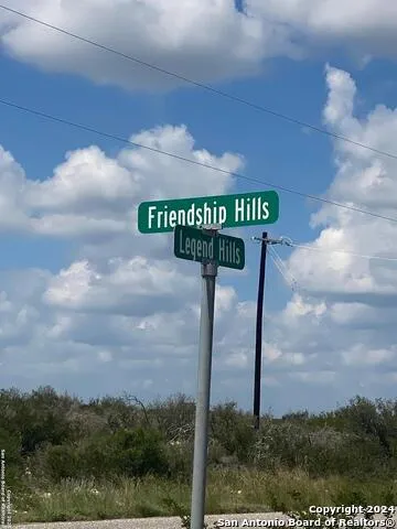 25 FRIENDSHIP HILLS CIR Uvalde, TX 78801
