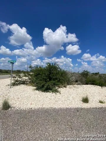 25 FRIENDSHIP HILLS CIR Uvalde, TX 78801