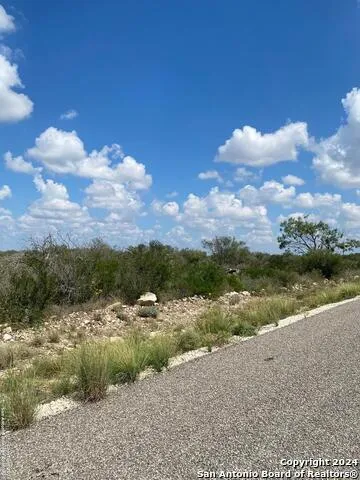 25 FRIENDSHIP HILLS CIR Uvalde, TX 78801