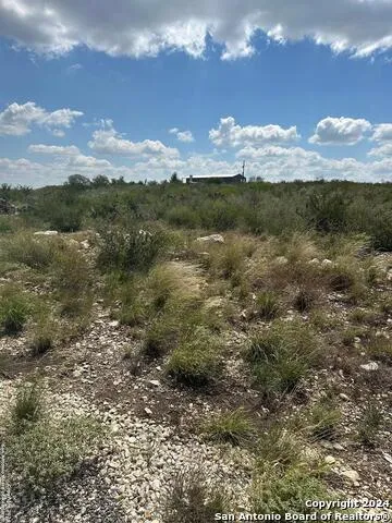 72 FRIENDSHIP HILLS CIR Uvalde, TX 78801