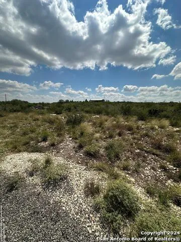 72 FRIENDSHIP HILLS CIR Uvalde, TX 78801