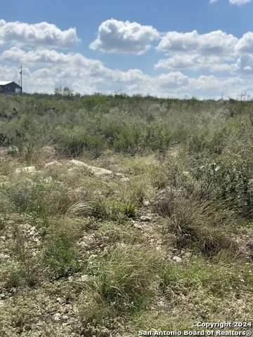 72 FRIENDSHIP HILLS CIR Uvalde, TX 78801
