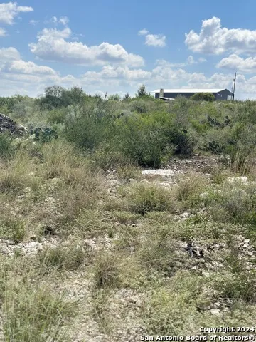 72 FRIENDSHIP HILLS CIR Uvalde, TX 78801