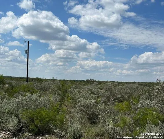 87 LEGEND HILLS RD Uvalde, TX 78801