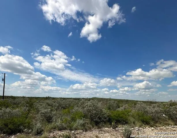 87 LEGEND HILLS RD Uvalde, TX 78801