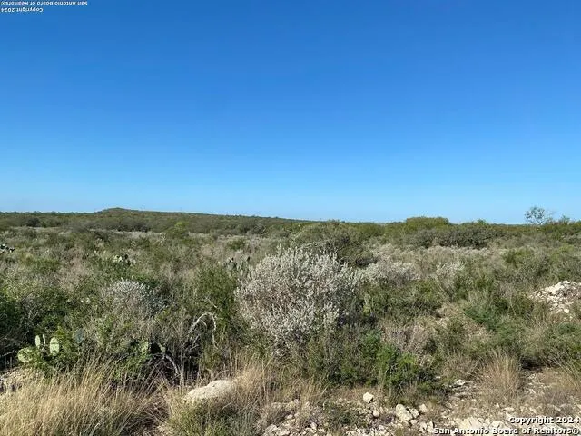 195 LEGEND HILLS RD Uvalde, TX 78801