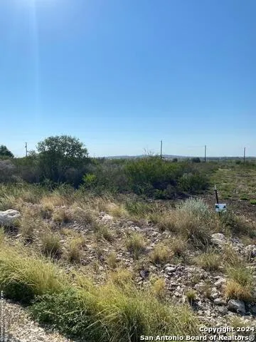 70 GREYSTONE HILLS CIR Uvalde, TX 78801