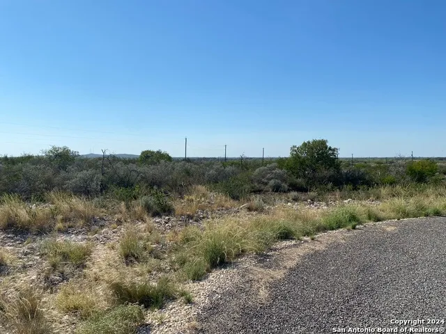 70 GREYSTONE HILLS CIR Uvalde, TX 78801