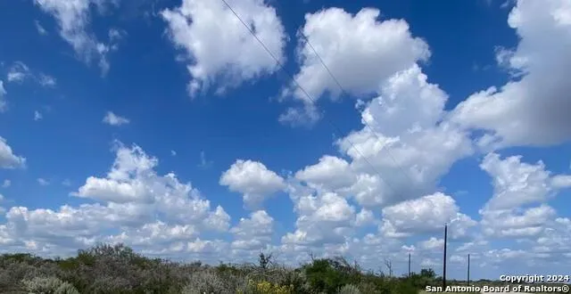 30 PALOMINO HILLS CIR Uvalde, TX 78801