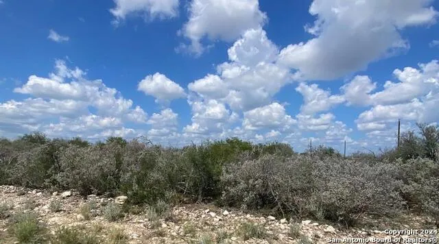 30 PALOMINO HILLS CIR Uvalde, TX 78801