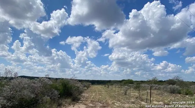 105 LEGEND HILLS RD Uvalde, TX 78801