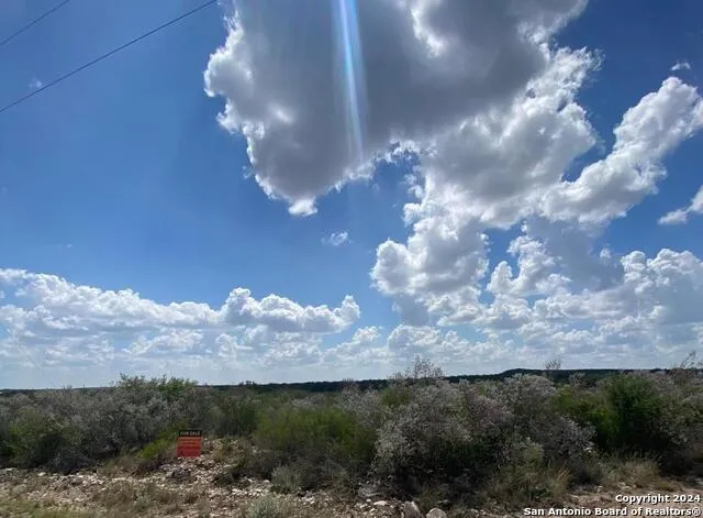 105 LEGEND HILLS RD Uvalde, TX 78801