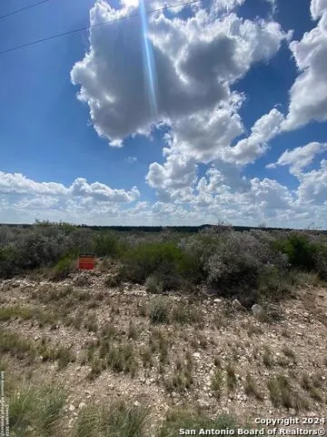 105 LEGEND HILLS RD Uvalde, TX 78801