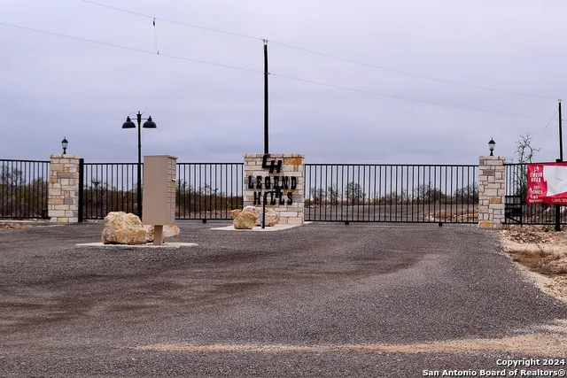 105 LEGEND HILLS RD Uvalde, TX 78801