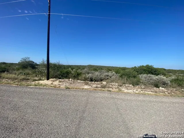 153 LEGEND HILLS RD Uvalde, TX 78801