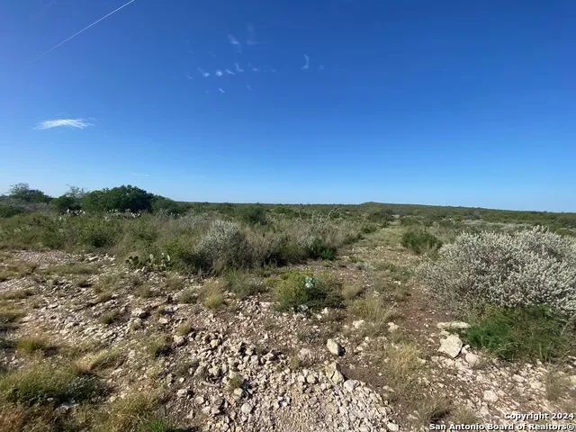 153 LEGEND HILLS RD Uvalde, TX 78801