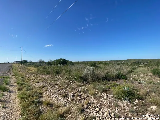 153 LEGEND HILLS RD Uvalde, TX 78801