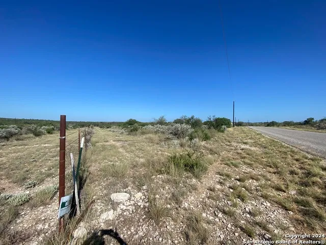 153 LEGEND HILLS RD Uvalde, TX 78801