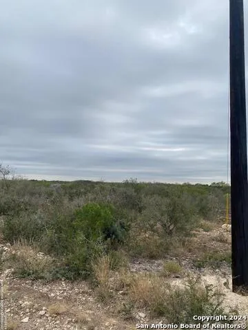 504 LEGEND HILLS RD Uvalde, TX 78801