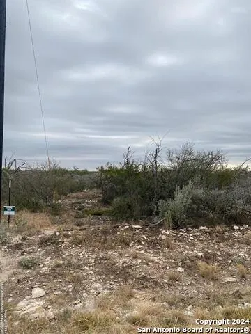 504 LEGEND HILLS RD Uvalde, TX 78801