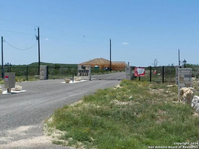 72 Rocky Hills Uvalde, TX 78801
