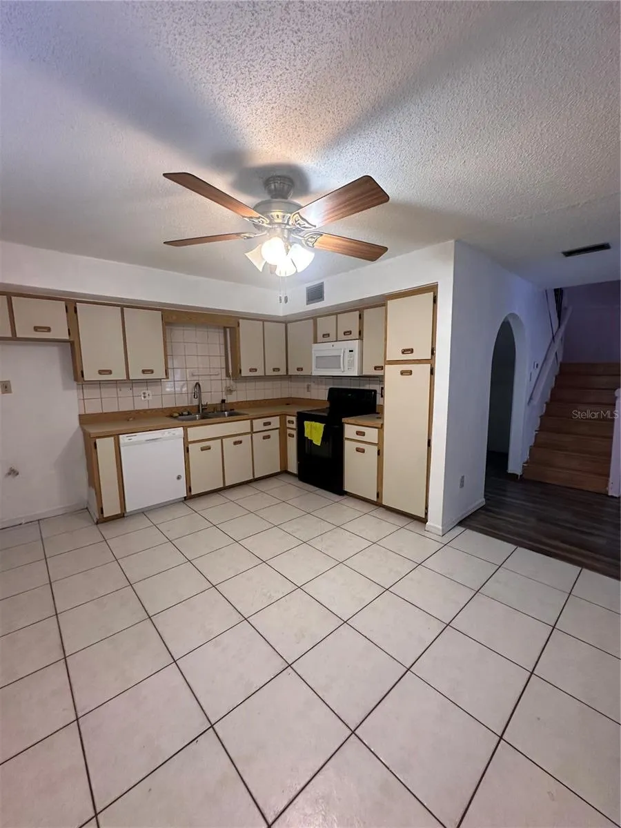 2016 OAK MEADOW CIRCLE South Daytona, FL 32119