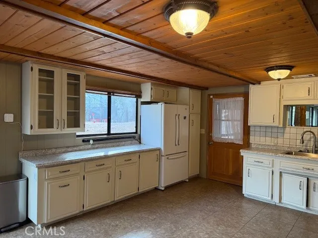615 Ash Green Valley Lake, CA 92341