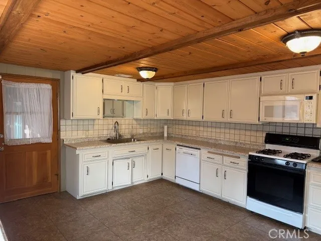 615 Ash Green Valley Lake, CA 92341