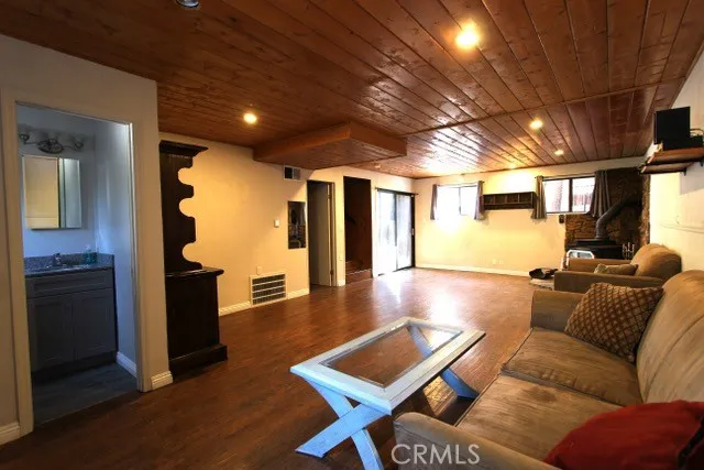 615 Ash Green Valley Lake, CA 92341