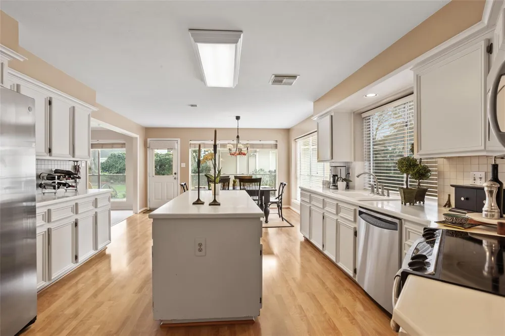 2005 Crescent Shore Drive League City, TX 77573