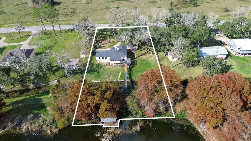 29927 County Road 25 Damon, TX 77430