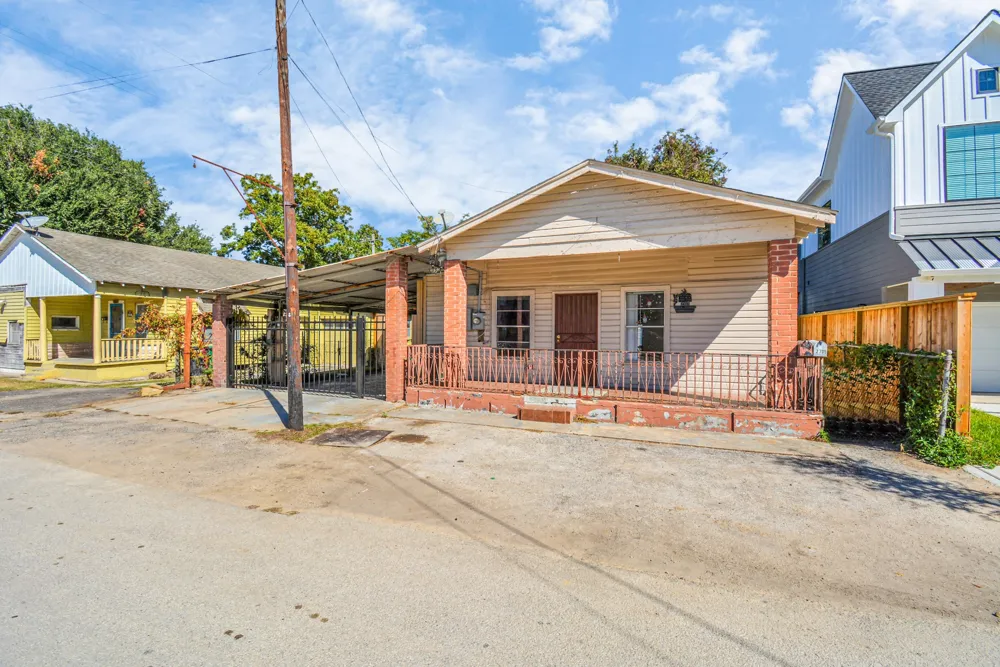 2705 S Fox Street Houston, TX 77003