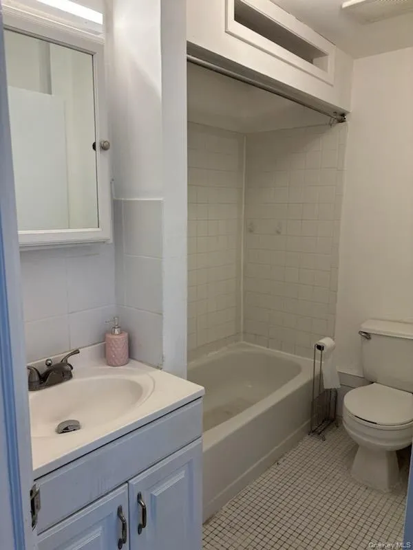 2235 Jericho Turnpike #Apt 2 Garden City Park, NY 11040