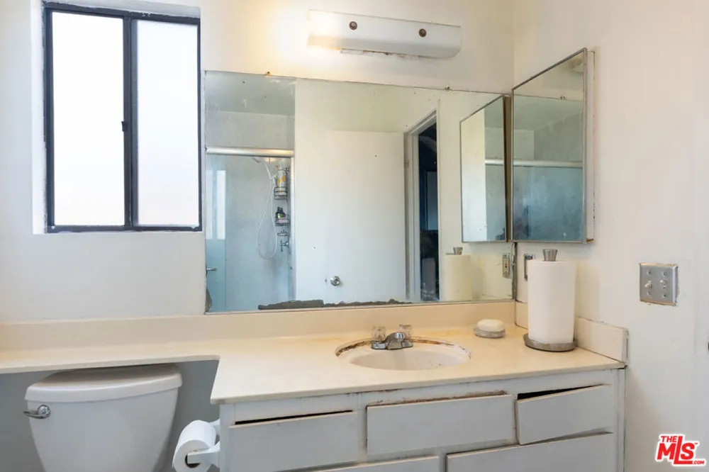 14924 Nordhoff Street #6 North Hills, CA 91343