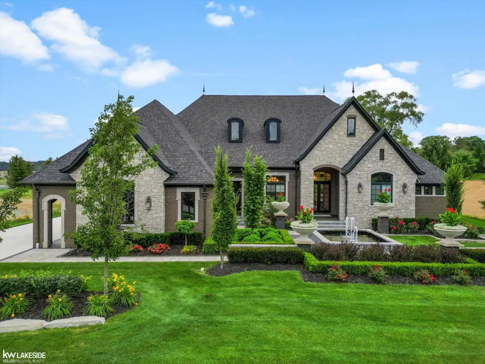 5769 Cotswold Drive Washington Township, MI 48094