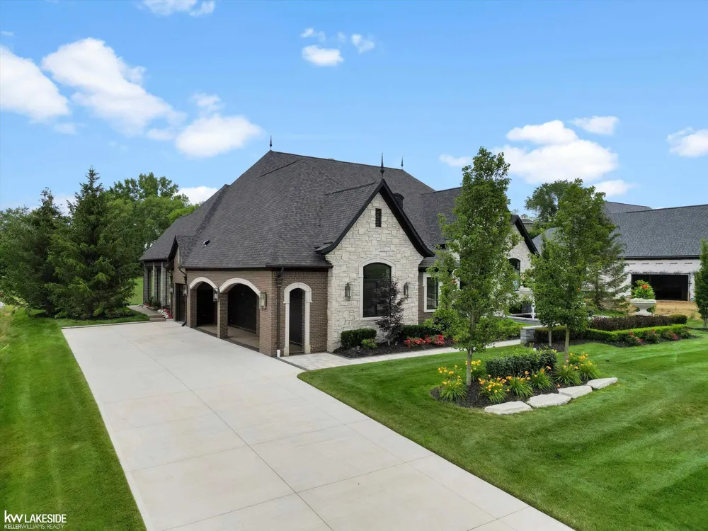 5769 Cotswold Drive Washington Township, MI 48094