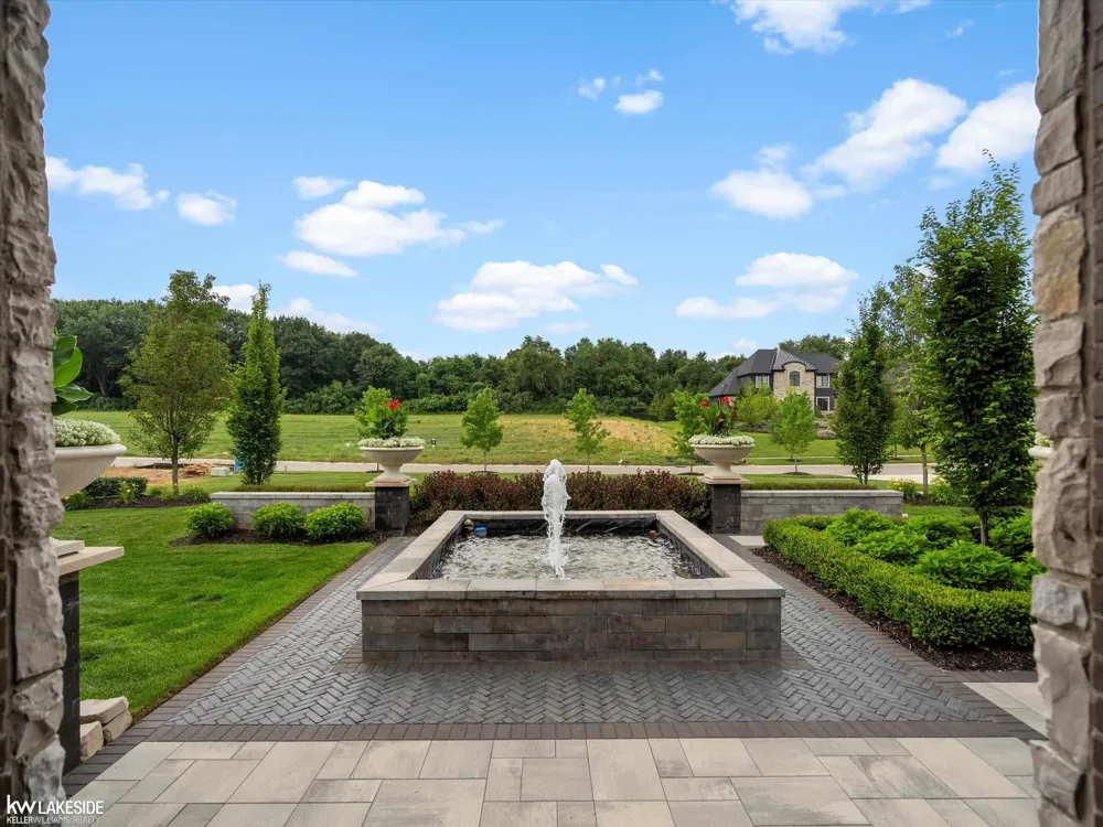5769 Cotswold Drive Washington Township, MI 48094