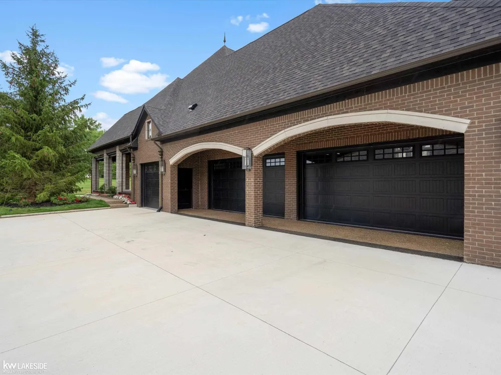 5769 Cotswold Drive Washington Township, MI 48094